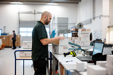 Slider af folk, der arbejder inden for metalarbejde