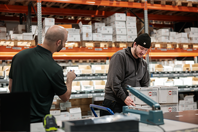 Slider af folk, der arbejder inden for metalarbejde