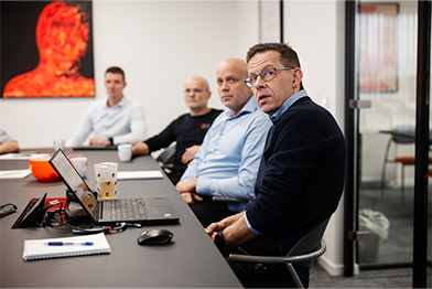 Slider af folk, der arbejder inden for metalarbejde