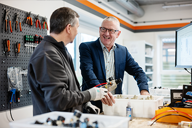 Slider af folk, der arbejder inden for metalarbejde