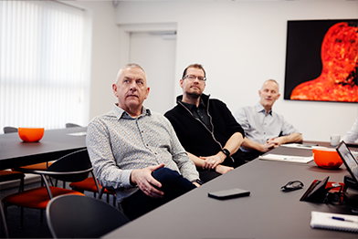 Slider af folk, der arbejder inden for metalarbejde