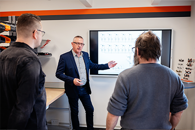 Slider af folk, der arbejder inden for metalarbejde