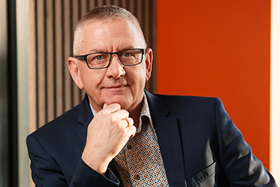 Slider af folk, der arbejder inden for metalarbejde