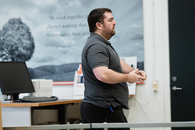 Slider af folk, der arbejder inden for metalarbejde