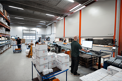 Slider af folk, der arbejder inden for metalarbejde